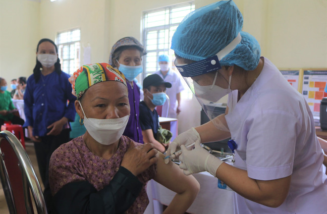 Trên 4.200 người dân Cao Bằng được tiêm mũi 4 vaccine phòng COVID-19 ảnh 1