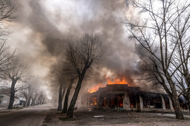 Một ngôi nhà bị cháy do trúng đạn pháo trong xung đột Nga-Ukraine ở Severodonetsk, vùng Donbass, ngày 6/4/2022. (Ảnh: AFP/TTXVN) Nga trừng phạt hơn 60 công dân Canada, Anh cấm nhập khẩu hàng hóa Nga ảnh 1