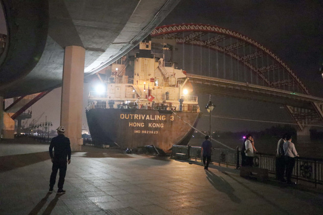 Hải Phòng: Tàu 12.000 tấn hỏng máy va vào bờ kè chân cầu Hoàng Văn Thụ ảnh 1