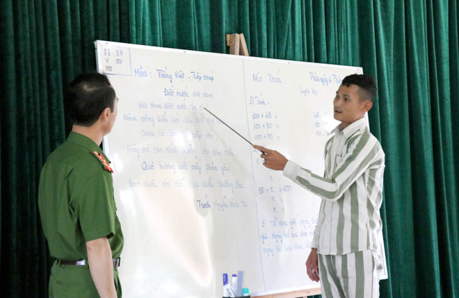 Lớp học đặc biệt dành cho các phạm nhân tại trại giam Gia Trung. (Ảnh: Quang Thái/TTXVN) Lớp học nhân văn dành cho những phận đời không may lầm lỗi ảnh 1