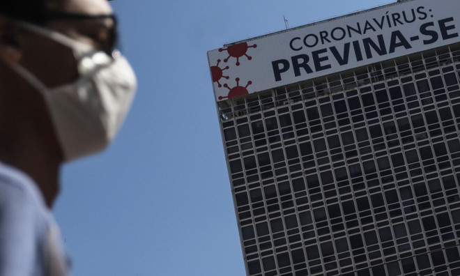 Tấm biển kêu gọi người dân "Phòng chống virus corona" tại Sao Paulo, Brazil, ngày 20/5/2020. (Ảnh: THX/TTXVN) Dịch COVID-19: Tin vui từ hoạt động thử nghiệm thuốc điều trị ảnh 1