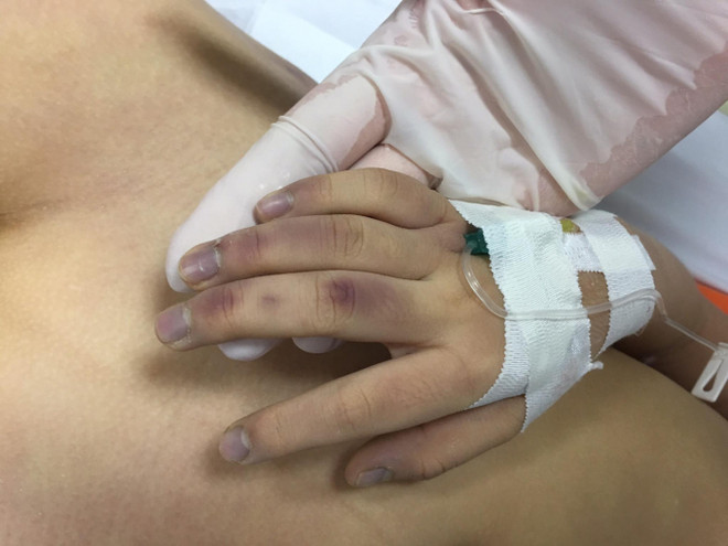 Cháu bé được cho là đã tử vong trước khi được đưa vào viện. (Nguồn: Facebook) Hà Nội: Khẩn trương điều tra nguyên nhân một học sinh tiểu học tử vong ảnh 1