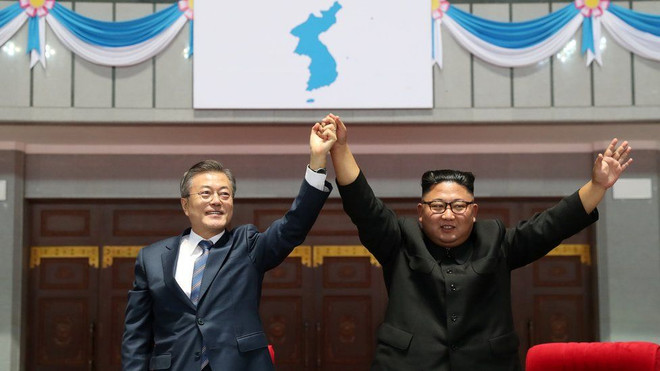 Nhà lãnh đạo Triều Tiên Kim Jong-un và Tổng thống Hàn Quốc Moon Jae-in tại cuộc gặp thượng đỉnh ở Bình Nhưỡng. (Ảnh: Reuters) Hàn Quốc mong muốn thực hiện Tuyên bố Bình Nhưỡng với Triều Tiên ảnh 1