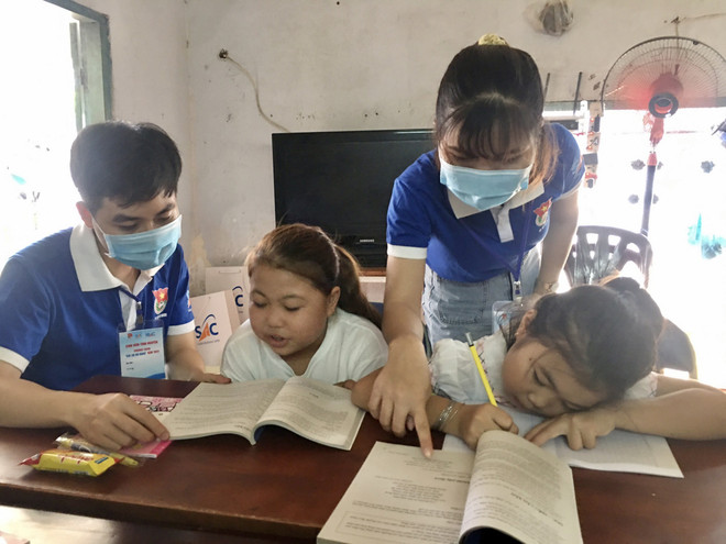 Các sinh viên tình nguyện thuộc đội hình “Gia sư áo xanh” dạy học miễn phí cho học sinh nghèo tại phường Thảo Điền (thành phố Thủ Đức). (Ảnh: Hồng Giang/TTXVN) TP.HCM: “Gia sư áo xanh” hỗ trợ học sinh bị ảnh hưởng bởi COVID-19 ảnh 2