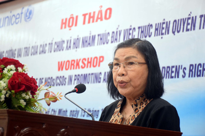 Bà Mai Thị Ngọc Mai, Chủ tịch Hội Bảo vệ quyền trẻ em Thành phố Hồ Chí Minh, phát biểu tại hội thảo. (Ảnh: Thanh Vũ/TTXVN) Tăng cường vai trò của các tổ chức xã hội trong thực hiện quyền trẻ em ảnh 1