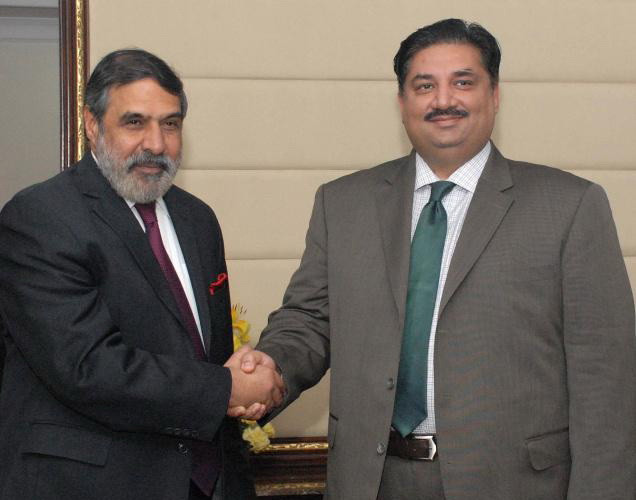 Bộ trưởng Thương mại và Công nghiệp Ấn Độ Anand Sharma (trái) và người đồng cấp Pakistan, Khurram Dastagir Khan. (Nguồn: The Hindu) Ấn Độ, Pakistan nhất trí tăng cường quan hệ thương mại ảnh 1