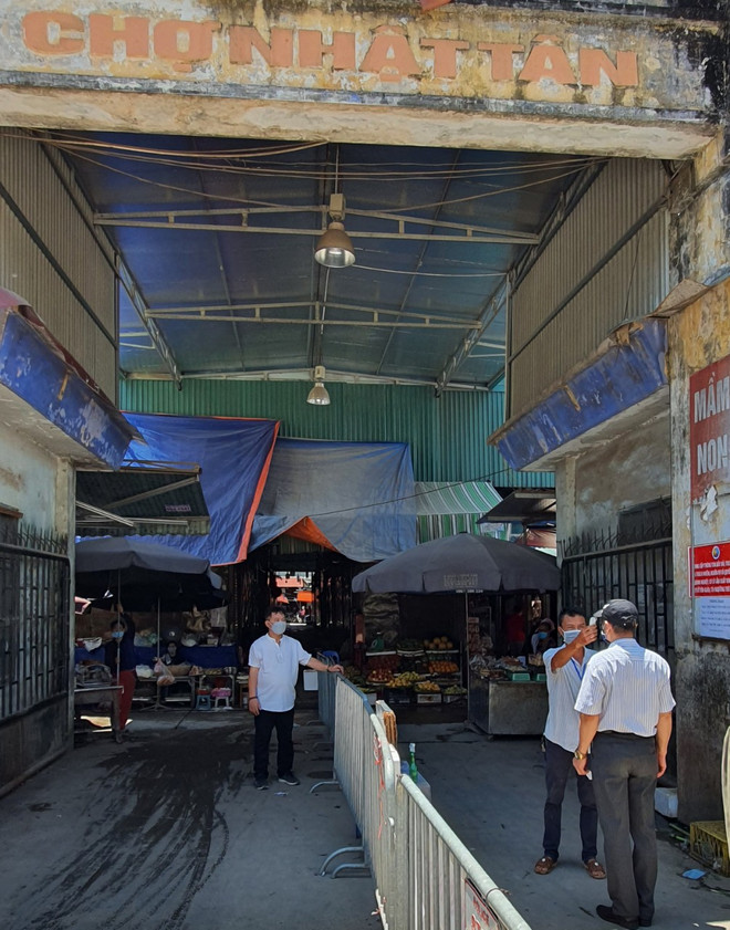 Hà Nội thí điểm phát thẻ đi chợ theo giờ để chống dịch COVID-19 ảnh 2