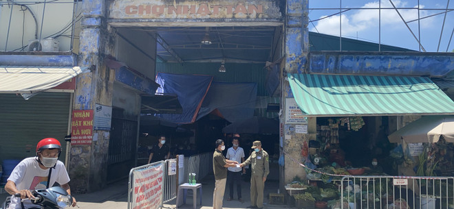 Hà Nội thí điểm phát thẻ đi chợ theo giờ để chống dịch COVID-19 ảnh 1