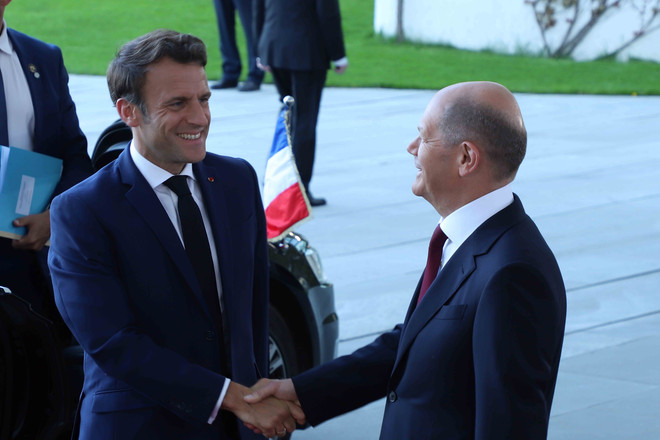 Thủ tướng Đức Olaf Scholz (phải) đón tiếp Tổng thống Pháp Emmanuel Macron tới thăm Berlin. (Ảnh: Mạnh Hùng/TTXVN) Thủ tướng Đức nhấn mạnh sự cần thiết đối thoại với Tổng thống Nga ảnh 1