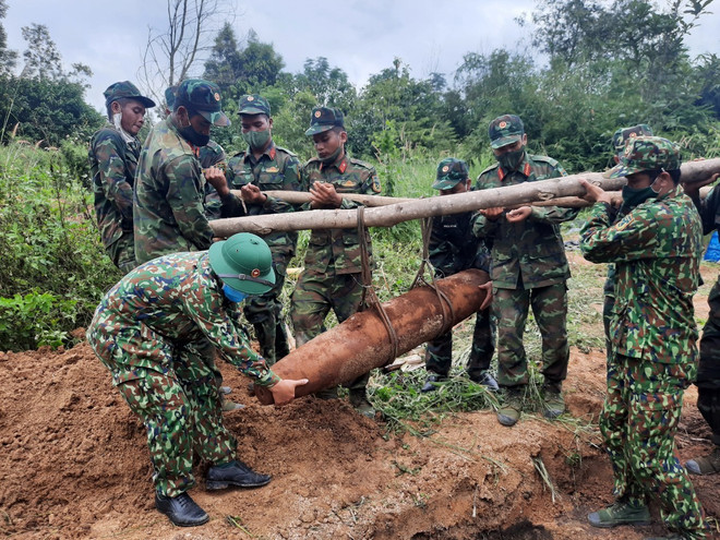 Lâm Đồng: Xử lý quả bom 250kg được người dân phát hiện khi đào đất ảnh 1