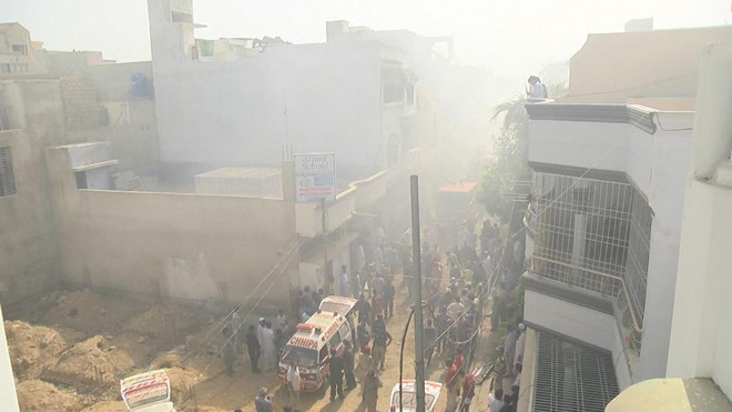 Máy bay Pakistan không mở được càng đáp trước khi đâm xuống khu dân cư ảnh 1