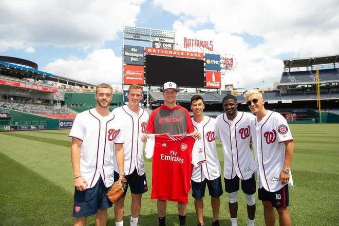 Các cầu thủ Arsenal thử sức với bộ môn bóng chày tại Mỹ ảnh 1