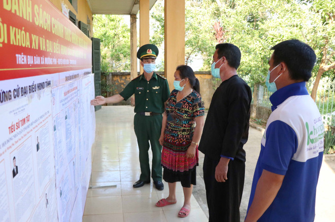 Bộ đội Biên phòng tỉnh Điện Biên tuyên truyền về bầu cử cho người dân tại địa bàn biên giới xã Mường Pồn, huyện Điện Biên,tỉnh Điện Biên. (Ảnh: Xuân Tiến/TTXVN) Điện Biên: Đảm bảo bầu cử tại “tâm dịch” Si Pa Phìn diễn ra an toàn ảnh 2