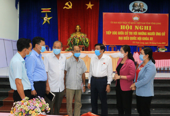 Các ứng cử viên đại biểu Quốc hội khóa XV ở đơn vị bầu cử số 1 của tỉnh Vĩnh Long với cử tri thành phố Vĩnh Long. (Ảnh: Phạm Minh Tuấn/TTXVN) Bầu cử Quốc hội và HĐND: Để lời hứa và kỳ vọng hòa cùng một nhịp ảnh 2