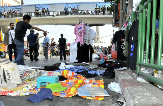 Hiện trường vụ nổ tại thủ đô Bangkok ngày 19/1. (Ảnh: AFP/TTXVN) Cảnh sát, quân đội lập chốt tuần tra quanh khu vực biểu tình ảnh 1