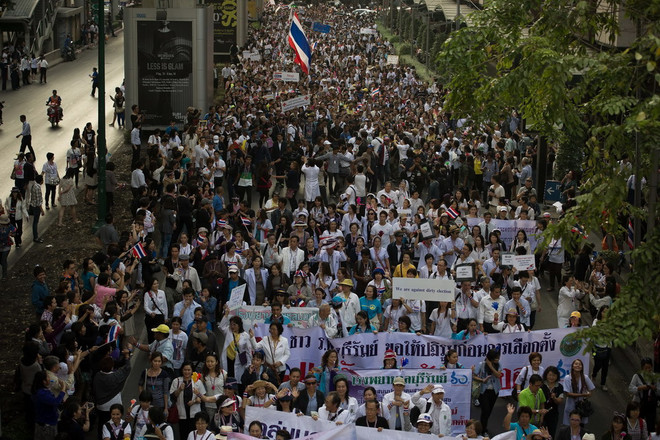 Biểu tình phản đối Chính phủ bên ngoài Trung tâm thương mại Chitlom ở Bangkok ngày 20/1. (Ảnh: AFP/TTXVN) Biểu tình khiến 20 tuyến phố lớn tại Bangkok bị đóng cửa ảnh 1