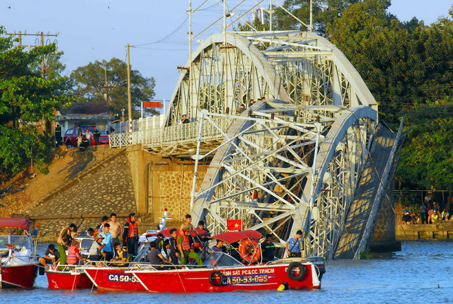 Sập cầu Ghềnh: Rút ra bài học gì để quản lý, bảo vệ các hệ thống cầu? ảnh 1