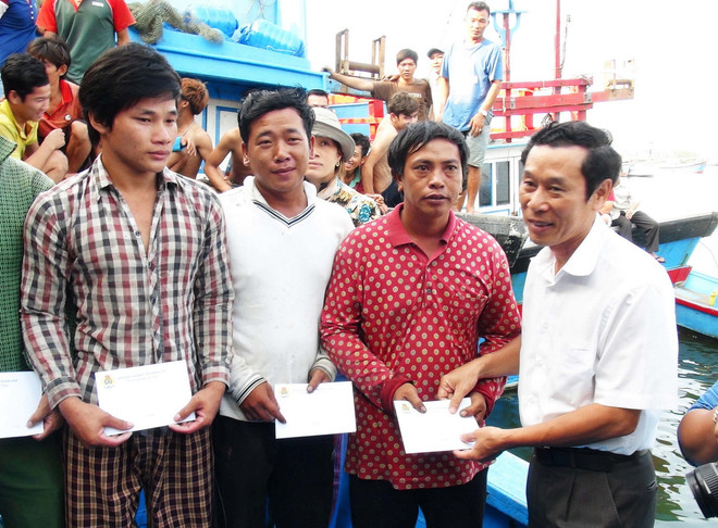 [Video] 5 ngư dân tàu cá bị tàu lạ đâm chìm đã trở về an toàn ảnh 1