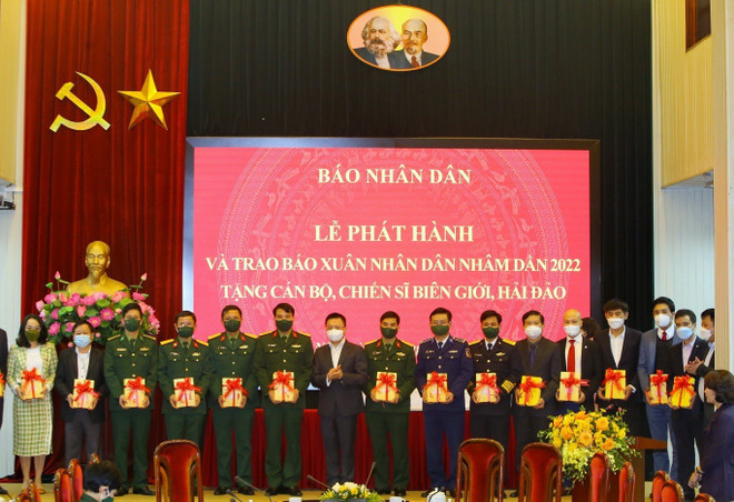 Tặng Báo Nhân Dân Xuân Nhâm Dần cho cán bộ chiến sỹ biên giới, hải đảo ảnh 1