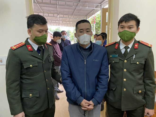 Công an tỉnh Tuyên Quang thi hành Lệnh bắt bị can để tạm giam đối với Lê Mạnh Hà. (Ảnh: TTXVN phát) Khởi tố, bắt tạm giam đối tượng tuyên truyền chống Nhà nước ảnh 1
