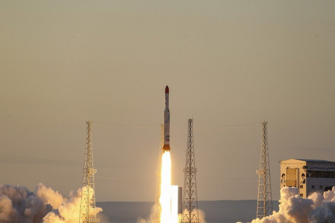 Iran tuyên bố lần đầu phóng thành công tên lửa dùng nhiên liệu rắn ảnh 1