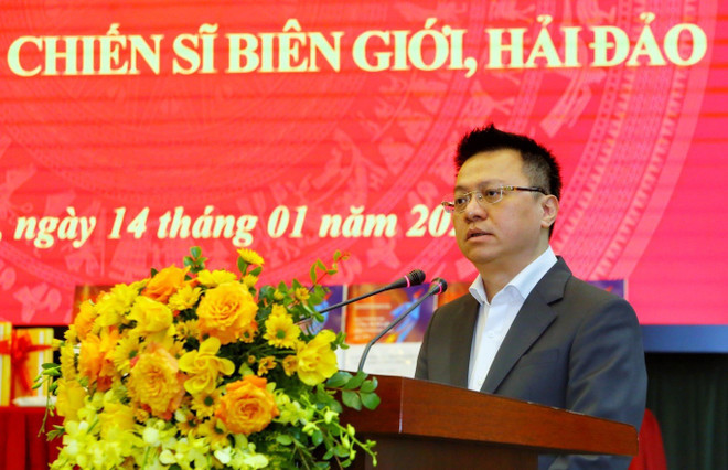 Tặng Báo Nhân Dân Xuân Nhâm Dần cho cán bộ chiến sỹ biên giới, hải đảo ảnh 2