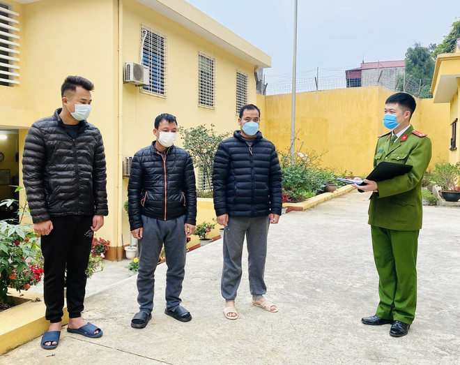 Ba đối tượng bị bắt giữ tại cơ quan điều tra. (Ảnh: TTXVN phát) Lạng Sơn triệt phá đường dây đưa, nhận hối lộ để sắp xếp xe xuất khẩu ảnh 1
