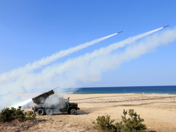 Nhà lãnh đạo Triều Tiên chỉ đạo diễn tập bắn rocket chiến thuật ảnh 1