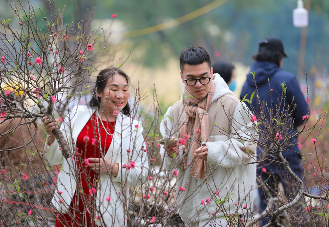 Giao thừa Hà Nội ấm áp, hân hoan trước thềm Xuân mới ảnh 1