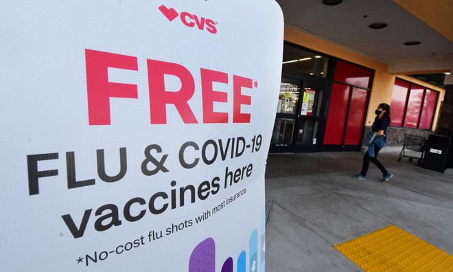 Một điểm tiên vaccine ngừa bệnh cúm và COVID-19 tại Monterey Park, California, Mỹ. (Ảnh: AFP/TTXVN) Mỹ ghi nhận hơn 25 triệu ca mắc và 17.000 người tử vong do cúm mùa ảnh 1