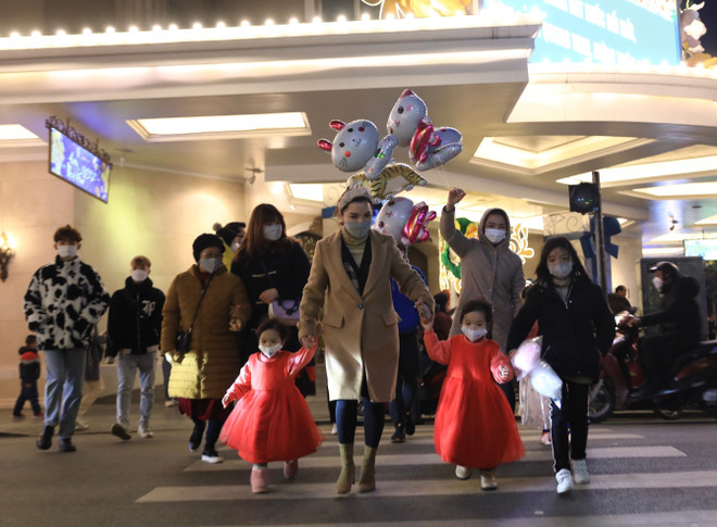 Giao thừa Hà Nội ấm áp, hân hoan trước thềm Xuân mới ảnh 2