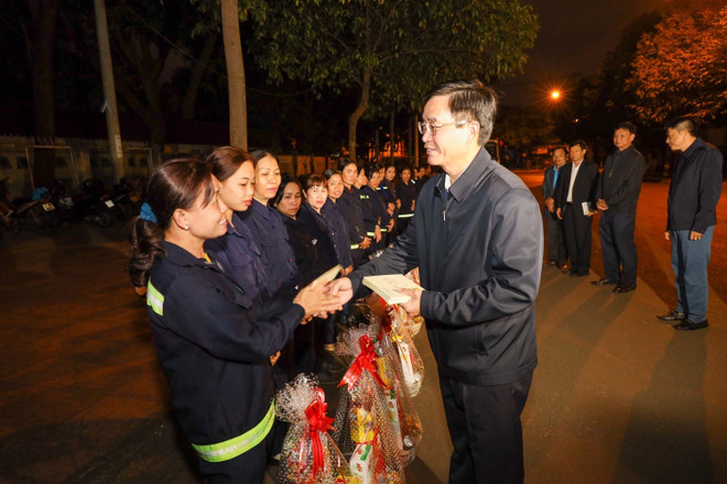 Bí thư Tỉnh ủy Đắk Lắk Nguyễn Đình Trung tặng quà Tết cho công nhân môi trường đô thị. (Ảnh: Anh Dũng/TTXVN) Bà Trương Thị Mai chúc Tết các công nhân môi trường tại Đà Lạt ảnh 2