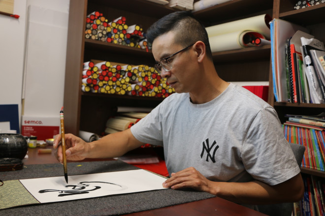 Người đưa thư pháp Việt giới thiệu với bạn bè quốc tế tại Australia ảnh 2