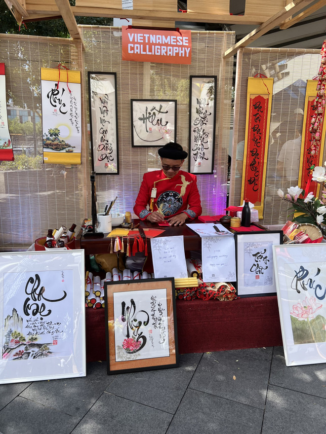 Người đưa thư pháp Việt giới thiệu với bạn bè quốc tế tại Australia ảnh 1