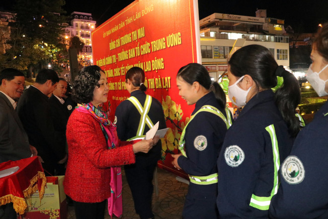 Bà Trương Thị Mai tặng quà tết cho các công nhân Công ty Cổ phần Dịch vụ đô thị Đà Lạt. (Ảnh: Chu Quốc Hùng/TTXVN) Bà Trương Thị Mai chúc Tết các công nhân môi trường tại Đà Lạt ảnh 1