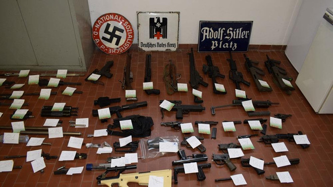 Italy phát hiện kho vũ khí lớn gồm nhiều súng trường và tên lửa ảnh 1