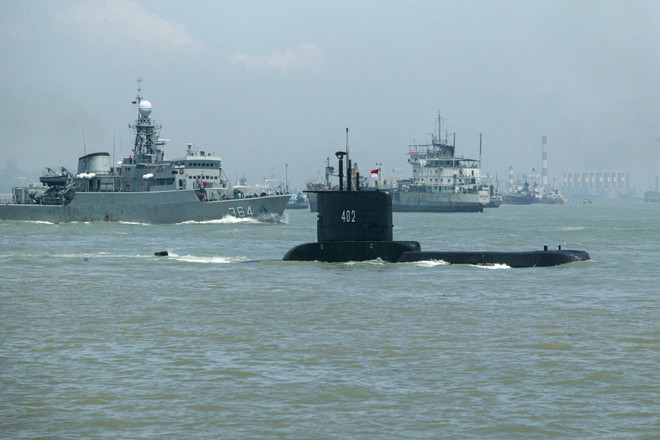 Tàu ngầm KRI Nanggala 402 (giữa) khởi hành từ căn cứ hải quân ở thành phố cảng Surabaya, đảo Java, Indonesia. (Ảnh: AFP/TTXVN) Indonesia tìm thấy 6 mảnh vỡ từ tàu ngầm KRI Nanggala 402 bị mất tích ảnh 1