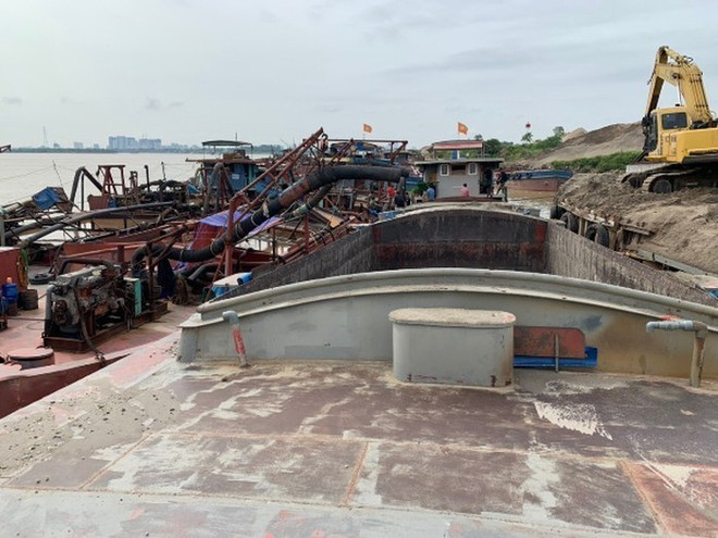 Hà Nội: Triệt phá 4 ổ nhóm khai thác cát trái phép trên sông Hồng ảnh 1