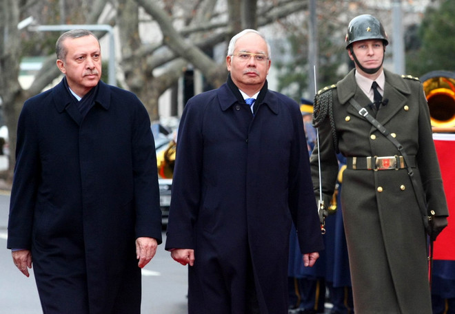 Thủ tướng Malaysia Razak (phải) và người đồng cấp Thổ Nhĩ Kỳ Erdogan duyệt đội danh dự tại lễ đón ở Ankara ngày 22/2/2011. (Ảnh: AFP/TTXVN) Thủ tướng Thổ Nhĩ Kỳ thăm chính thức Malaysia 2 ngày ảnh 1