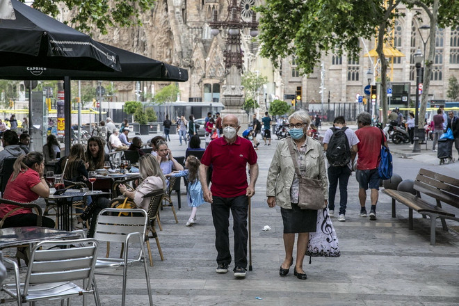 Cảnh nhộn nhịp tại một khu phố ở Barcelona, Tây Ban Nha ngày 19/6/2020. (Ảnh: THX/TTXVN) Tây Ban Nha dỡ bỏ tình trạng khẩn cấp, Hy Lạp gia hạn lệnh phong tỏa ảnh 1