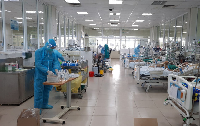 Bộ Y tế quy định mới về phân loại 4 nhóm nguy cơ người mắc COVID-19 ảnh 1