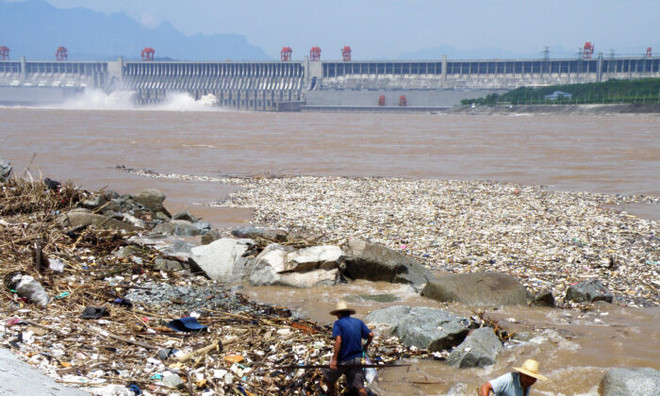 Sông Dương Tử bị ô nhiễm nghiêm trọng. (Ảnh: AFP/Getty) Trung Quốc hạn chế hoạt động nông nghiệp giảm ô nhiễm môi trường ảnh 1