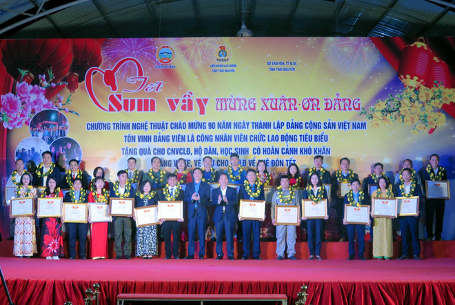 Trưởng ban Nội chính TW đón Tết cùng người lao động Thái Nguyên ảnh 1