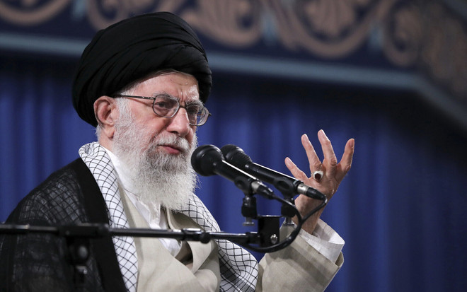Lãnh tụ tối cao Iran Ali Khamenei. (Ảnh: AP) Lãnh tụ Khamenei: Iran phóng tên lửa là đòn nhằm vào hình ảnh nước Mỹ ảnh 1