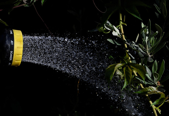 Anh yêu cầu người dân tiết kiệm nước sinh hoạt do nhu cầu tăng cao ảnh 1