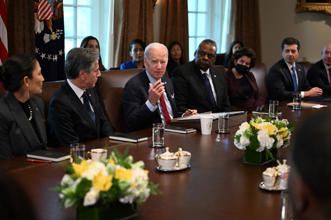 Tổng thống Mỹ Joe Biden (giữa) tại cuộc họp nội các ở Nhà Trắng, ngày 5/1/2023. (Ảnh: AFP/TTXVN) Chủ tịch Hạ viện Mỹ kêu gọi Quốc hội điều tra Tổng thống Joe Biden ảnh 1