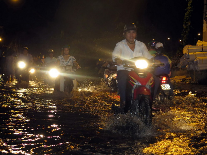 [Photo] Triều cường tiếp tục gây ngập cho nhiều khu vực TP.HCM ảnh 3