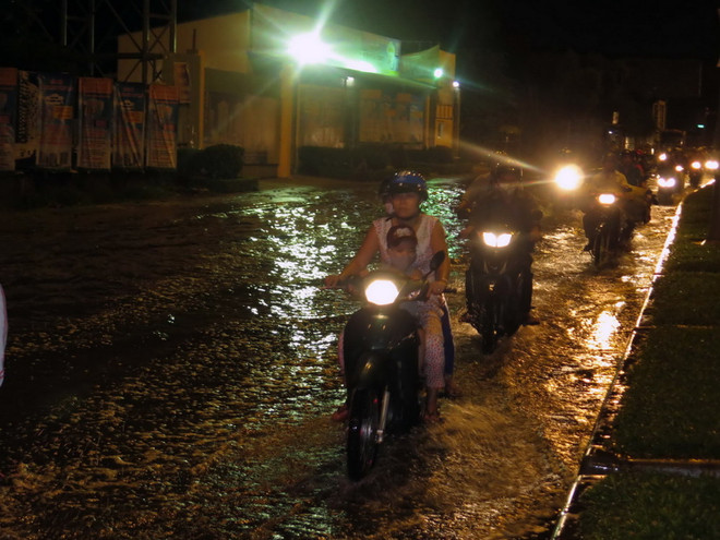 [Photo] Triều cường tiếp tục gây ngập cho nhiều khu vực TP.HCM ảnh 1