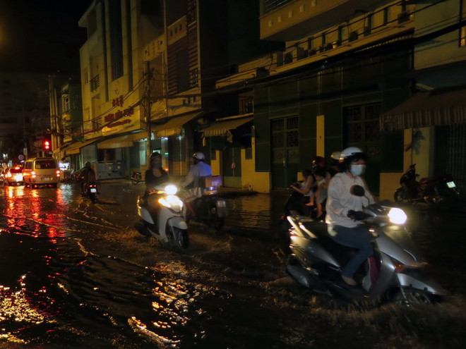 [Photo] Triều cường tiếp tục gây ngập cho nhiều khu vực TP.HCM ảnh 4