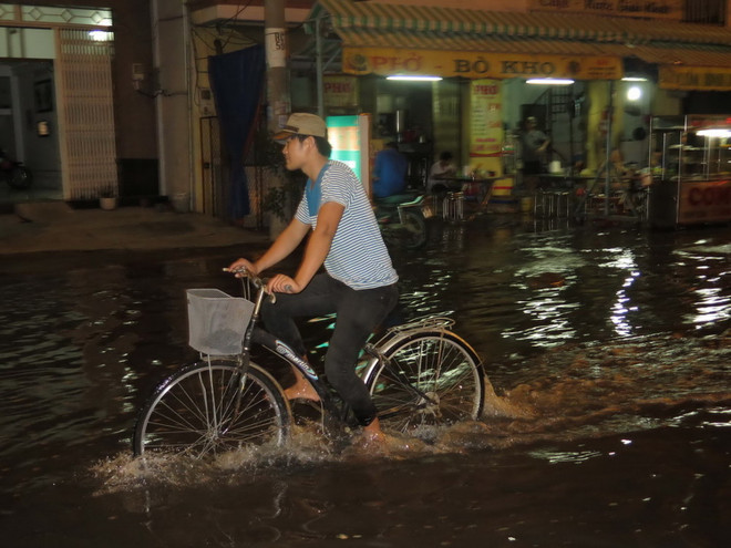 [Photo] Triều cường tiếp tục gây ngập cho nhiều khu vực TP.HCM ảnh 2